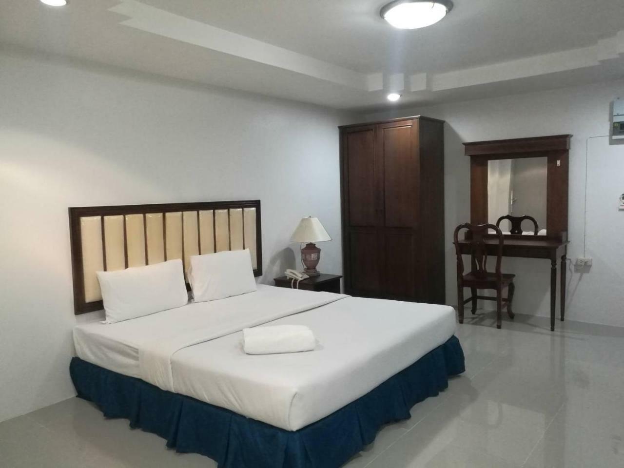 Js Tower Hotel Bangkok Bagian luar foto