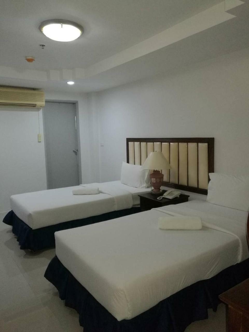 Js Tower Hotel Bangkok Bagian luar foto