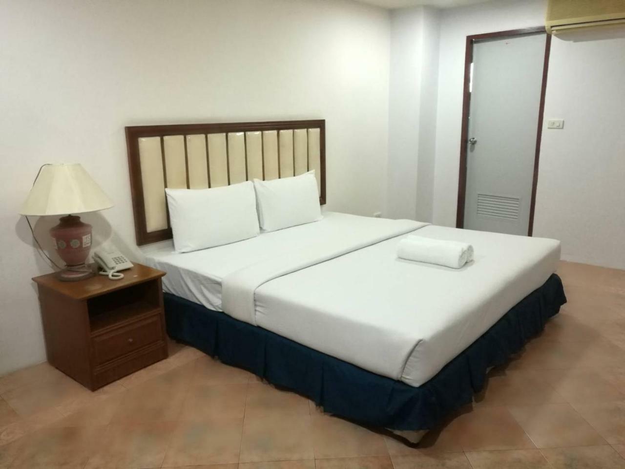 Js Tower Hotel Bangkok Bagian luar foto