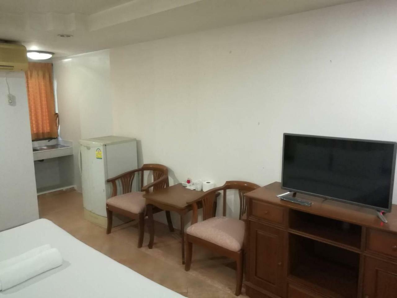 Js Tower Hotel Bangkok Bagian luar foto