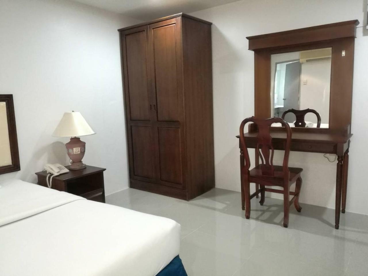 Js Tower Hotel Bangkok Bagian luar foto